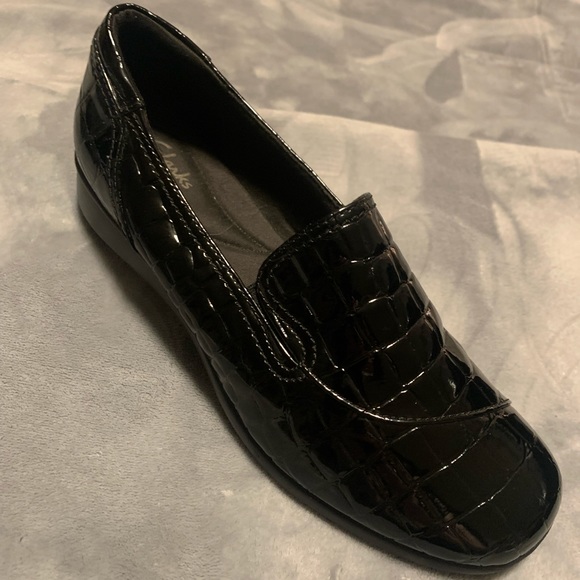 ❤️GORGEOUS AND BRAND NEW CLARKS BLACK FAUX CROC LEATHER LOAFERS IN SIZE 9M❤️ - Picture 2 of 9